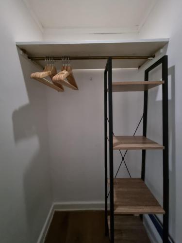 a shelf with four pairs of shoes on a wall at have-a-nice-Stay - nahe Bahnhof - 20 Minuten nach Hamburg - trotzdem ruhig gelegen - 6 Minuten zu Fuß ins Zentrum Ahrensburg - modern eingerichtet in Ahrensburg