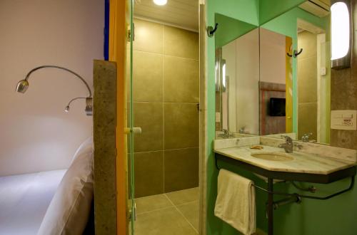 a bathroom with a sink and a mirror at ibis budget Tambore in Barueri