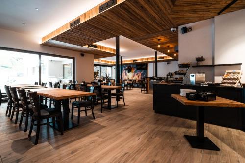 a restaurant with wooden tables and chairs in a room at Melchtal Resort Apart Hotel in Melchtal