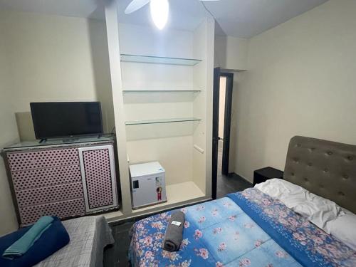 1 dormitorio con 1 cama y TV de pantalla plana en POUSADA VISTA CHINESA, en Río de Janeiro