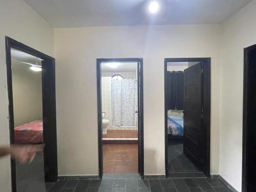 una habitación con 2 espejos y una habitación con baño en POUSADA VISTA CHINESA, en Río de Janeiro