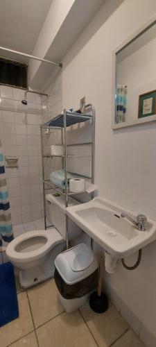 Ένα μπάνιο στο Private Cozy room with batroom in Miraflores