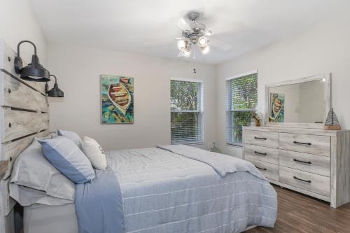 En eller flere senge i et værelse på Lake Escape