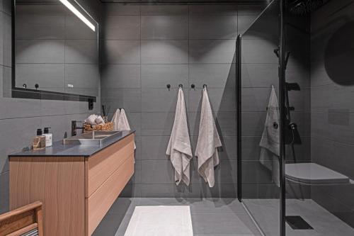 uma casa de banho com um chuveiro e um lavatório. em Kikut Alpine Lodge 9103 em Geilo