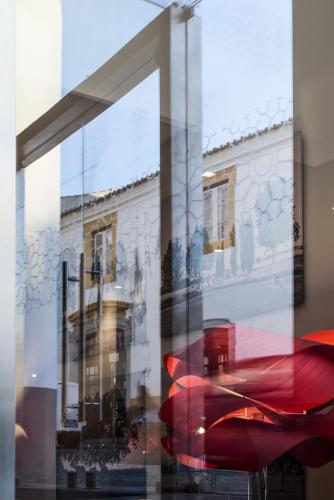 a reflection of a building in a window at Moov Hotel Évora in Évora