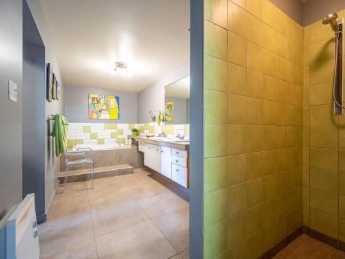 a bathroom with a tub and a sink and a shower at Nouveau - Bord de fleuve, Mont Sainte-Anne et + ! in Sainte-Anne-de-Beaupré