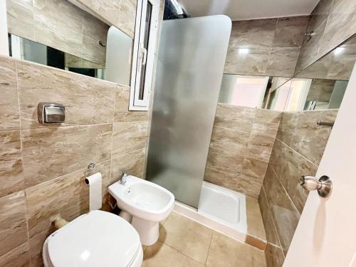 Baño pequeño con aseo y lavamanos en Torre Leonardo Carlos Paz en Villa Carlos Paz