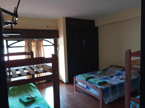 Katil dua tingkat atau katil-katil dua tingkat dalam bilik di Tucán Alojamiento