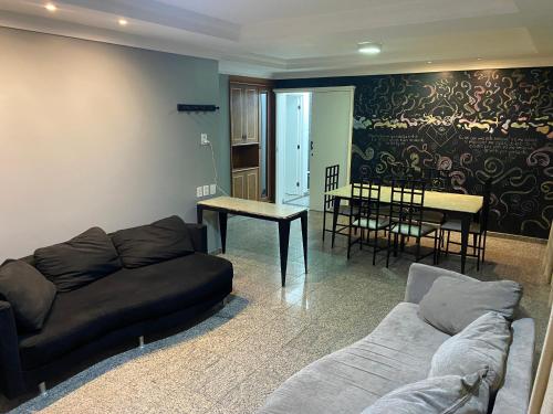 sala de estar con sofá y mesa en Apartamento perfeito e na melhor localização de Goiânia insta thiagojacomo, en Goiânia
