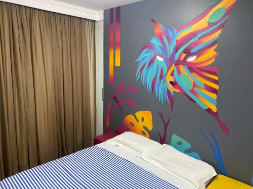 1 dormitorio con 1 cama con una pintura en la pared en Apartamento perfeito e na melhor localização de Goiânia insta thiagojacomo, en Goiânia