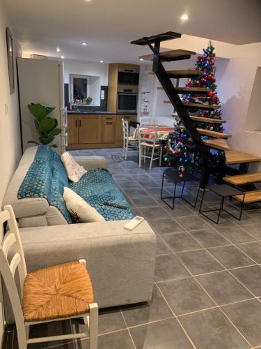 - un salon avec un canapé et un arbre de Noël dans l'établissement La Magnanerie, à Mialet