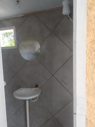 uma casa de banho com um lavatório branco e um espelho. em Fazenda São Matheus em Lauro Müller