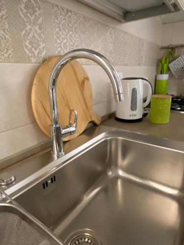 um balcão de cozinha com um lavatório e uma tábua de cortar em A casa da Carlo em Palermo