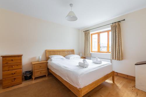 a bedroom with a bed and a window at Belarmine in Stepaside