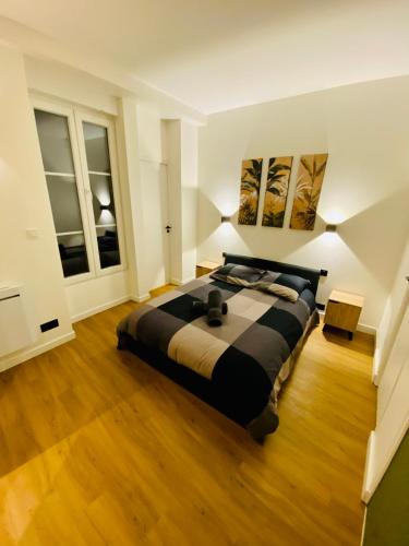 - une grande chambre avec un grand lit et 2 fenêtres dans l'établissement Le doux refuge - 50m2 flat in heart of Orleans, à Orléans