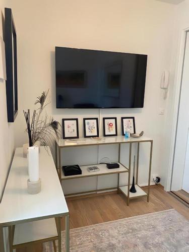 Μια τηλεόραση ή/και κέντρο ψυχαγωγίας στο Kongens Apartment St Joseph
