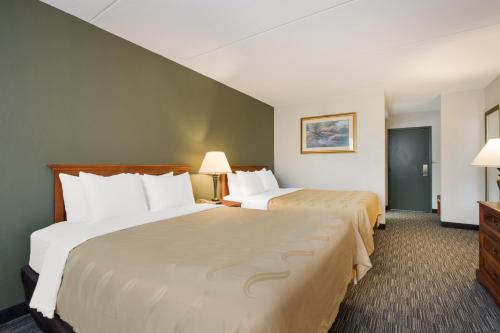 Katil atau katil-katil dalam bilik di Quality Inn Joliet