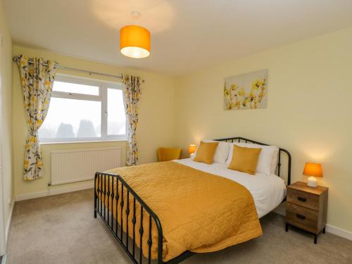 - une chambre avec un grand lit et une fenêtre dans l'établissement Kingsford House, à Ross-on-Wye