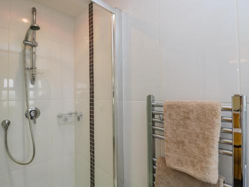 La salle de bains est pourvue d'une douche avec une porte en verre. dans l'établissement Kingsford House, à Ross-on-Wye