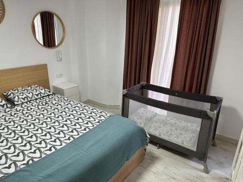 1 dormitorio con cama y espejo en Renovated modern apartment in the city center, en Santa Cruz de Tenerife
