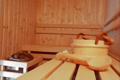 una habitación con sauna con una tarta en una mesa en Puszcza Romincka en Galwiecie