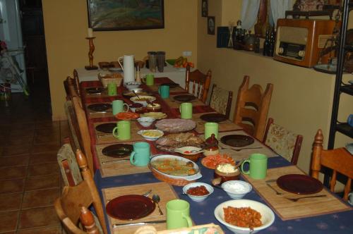 une longue table avec des assiettes de nourriture dans l'établissement Puszcza Romincka, à Galwiecie