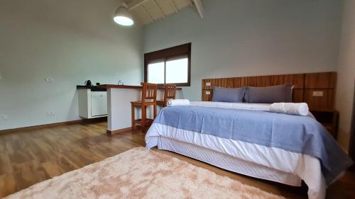 a bedroom with a large bed and a table at Boulevard Montreal in Monte Verde