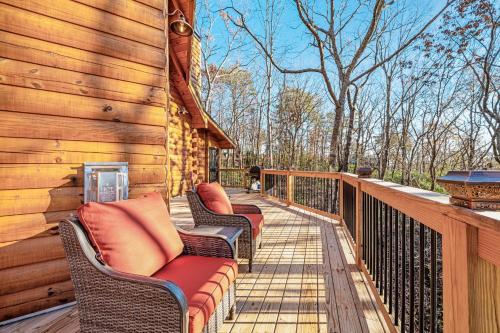 a deck with wicker chairs on a cabin at Cabina di Christina in Dahlonega