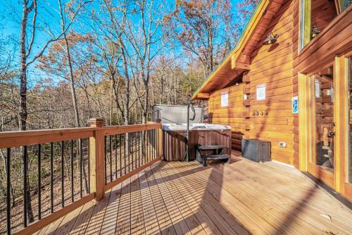 a balcony of a cabin with a barbecue on it at Cabina di Christina in Dahlonega