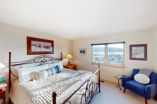 1 dormitorio con 1 cama y 1 silla azul en Wapiti Wonderland, en Fraser