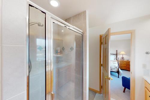 - Baño con ducha de cristal y dormitorio en Wapiti Wonderland, en Fraser