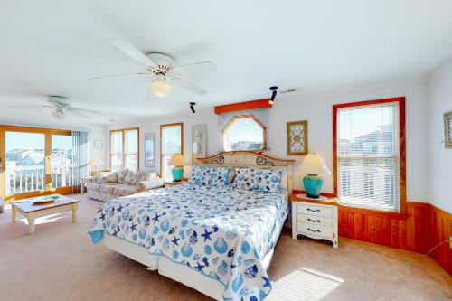 1 dormitorio con cama, sofá y ventanas en Burd's Nest, en Duck