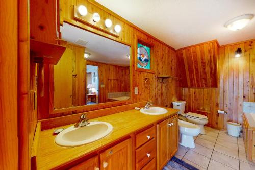La salle de bains est pourvue d'un lavabo, de toilettes et d'un miroir. dans l'établissement Burd's Nest, à Duck
