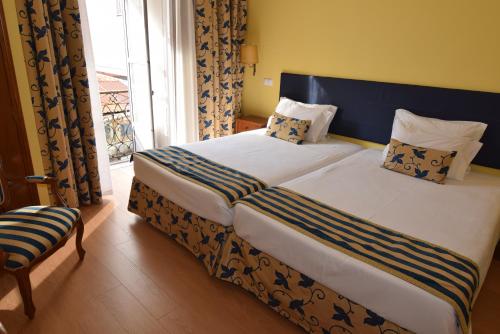 A bed or beds in a room at Pensao Flor Da Baixa
