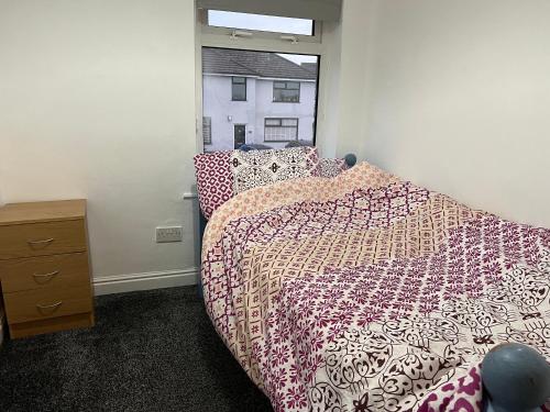 um quarto com 2 camas e uma janela em Large family house in Clitheroe em Clitheroe