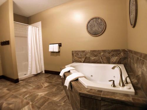 Ένα μπάνιο στο Sojourner's Lodge & Log Cabin Suites