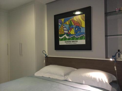 1 dormitorio con 1 cama con una foto en la pared en Lindo apartamento no bairro de Manaira, en João Pessoa