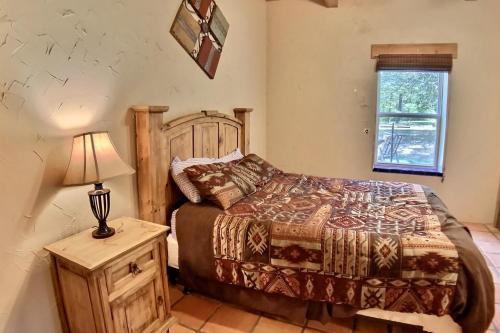 1 dormitorio con cama y mesita de noche con lámpara en Stone Wall Mountain, en Eureka Springs