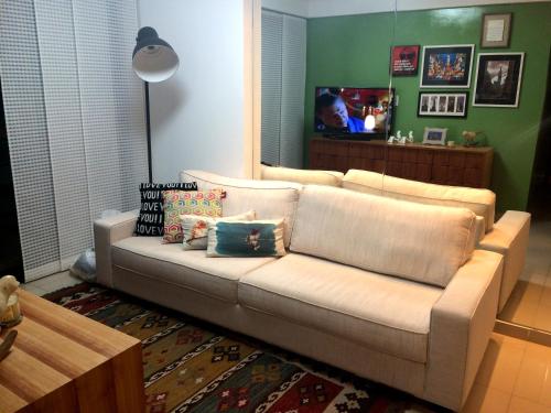 sala de estar con sofá y TV en Lindo apartamento no bairro de Manaira, en João Pessoa