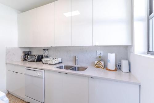 Dapur atau dapur kecil di Renovated Apts with Kitchen, Fast WiFi, Smart TV, Roku & Pool Onsite 4 mi to Surfside Beach