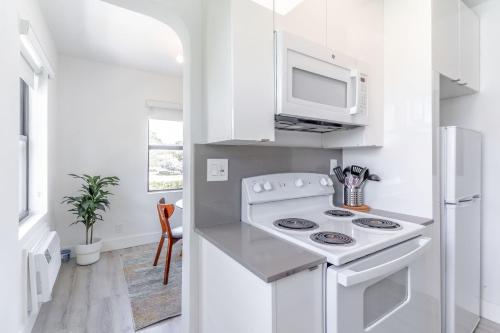 Dapur atau dapur kecil di Renovated Apts with Kitchen, Fast WiFi, Smart TV, Roku & Pool Onsite 4 mi to Surfside Beach