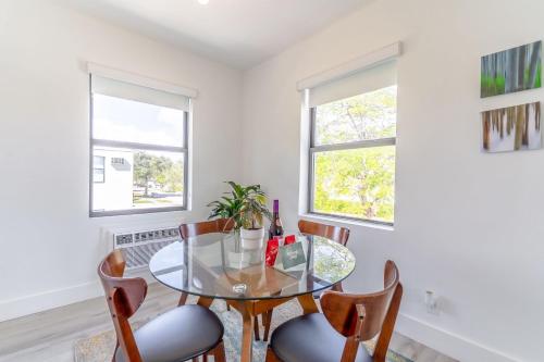 Gambar di galeri bagi Renovated Apts with Kitchen, Fast WiFi, Smart TV, Roku & Pool Onsite 4 mi to Surfside Beach di North Miami
