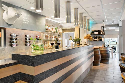 a bar in a restaurant with a counter at Best Western Hotel Vrigstad in Vrigstad