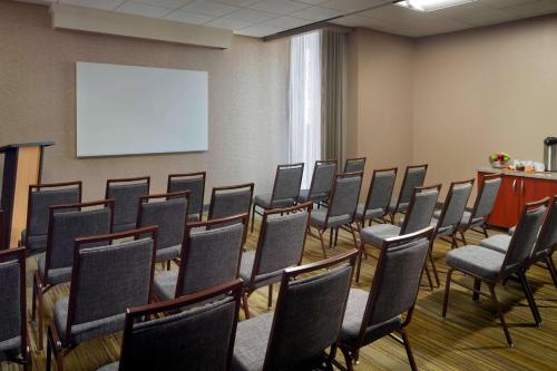 a room with rows of chairs and a whiteboard at Sonesta Select Atlanta Cumberland Galleria Ballpark in Atlanta