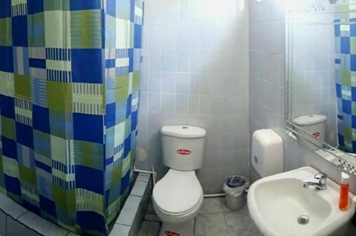 y baño con aseo y lavamanos. en Habitación nueva a estrenar con baño privado completo, totalmente independiente, sector jipijapa por la plaza de toros Quito, tiene garaje, en Quito
