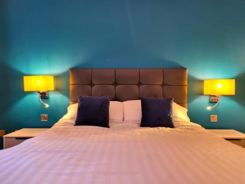 1 dormitorio con 1 cama grande y 2 lámparas en The Belmont, Old Town, en Swindon