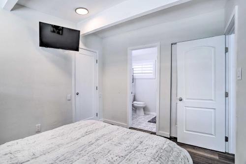 Phòng tắm tại Walk to Downtown Palm Desert Home with Pool Access