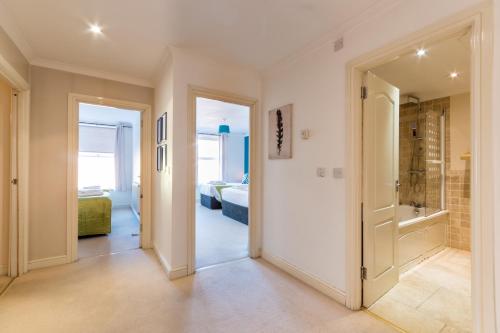 um corredor com uma porta que leva a um quarto em Old Town Apartments em Swindon