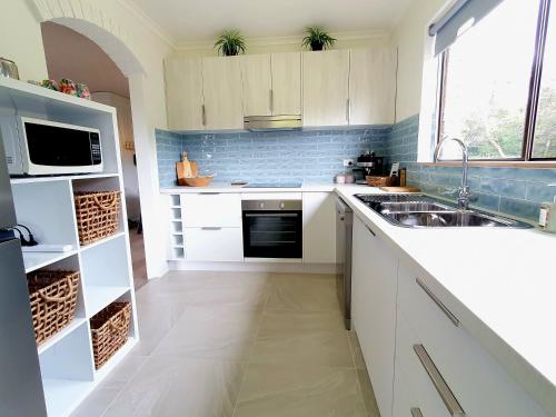 Una cocina o cocineta en Ocean Crest On Pebbly - Winner 2024 & 2025!