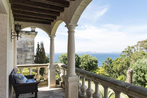 Balcone o terrazza di AmazINN Places Mansion con piscina y vistas al mar